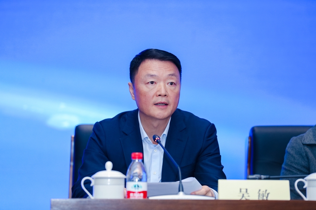 2.第七届会长吴敏主持会议并作第七届协会工作意见报告_副本.jpg