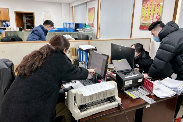 图为瑞安市支行客户部员工正在有序工作中.jpg
