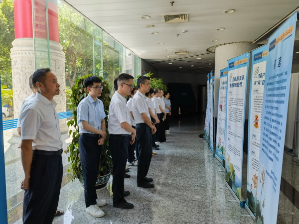 建行温州分行以部门为单位组织员工观看清廉金融典型案例展.png