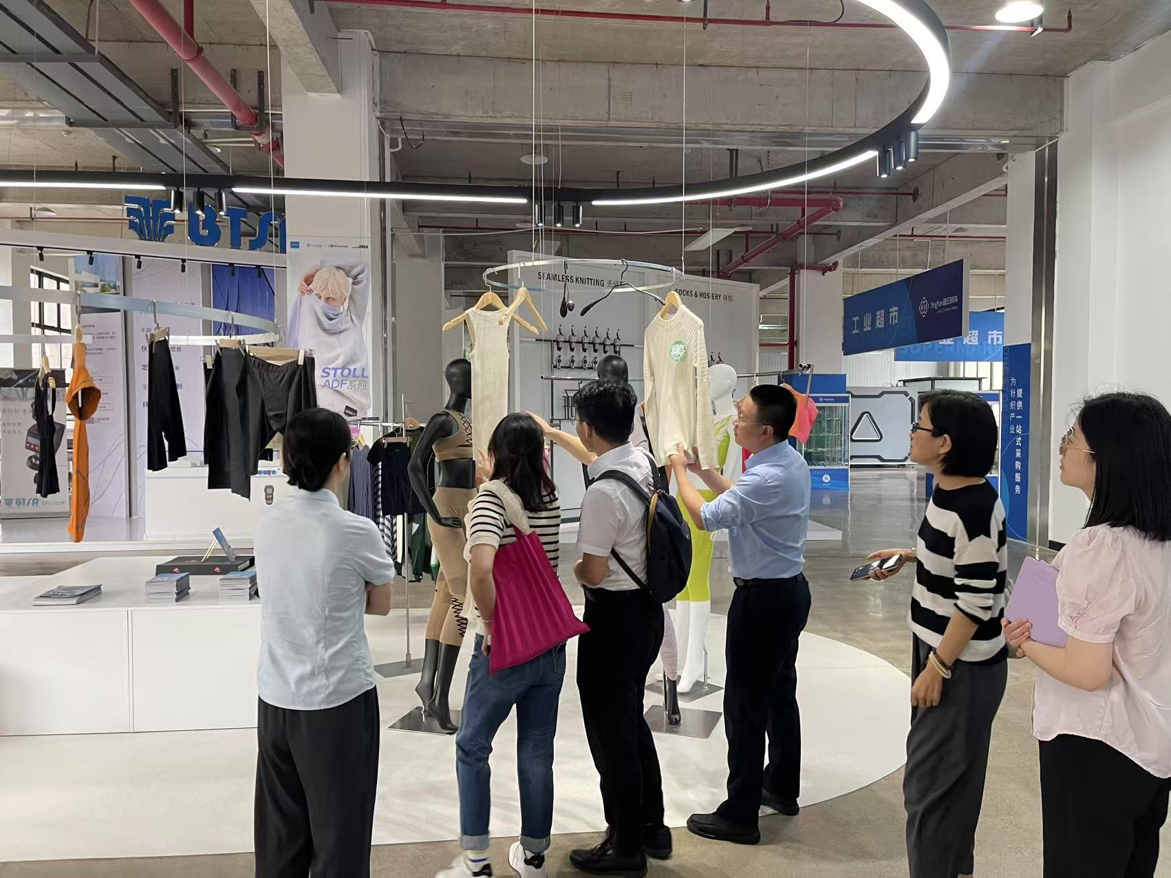 民生银行金华义乌支行走访外贸客户商品陈列馆.jpg